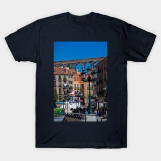 Spain. Segovia. Roman aqueduct over the town. T-Shirt